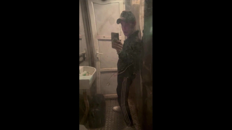 KinkySirius: Gopnik Kinkysirius se masturba en el sucio baño del tren