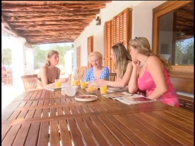 Naughty Girls: Milf calde in piscina
