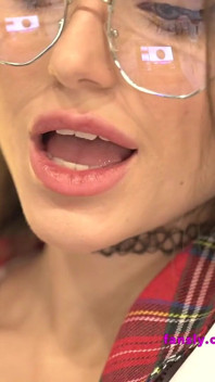 Drobná sexy brunetka se přivádí ke stříkání pomocí malého, ale silného vibrátoru