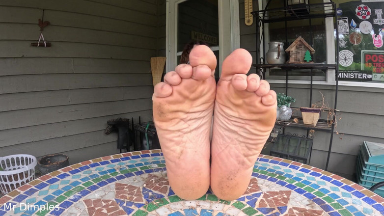 Mr Dimples: Saya menunjuk-nunjukkan stoking dan kaki kotor saya