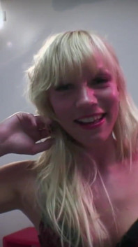 Blond brud rider Sybian och suger hårt en tjock kuk