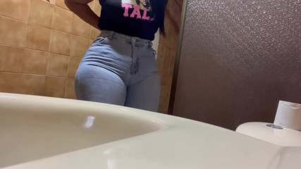 Katrina4deluxe: Kamera hastane banyosunda göt hemşiresi kaydediyor