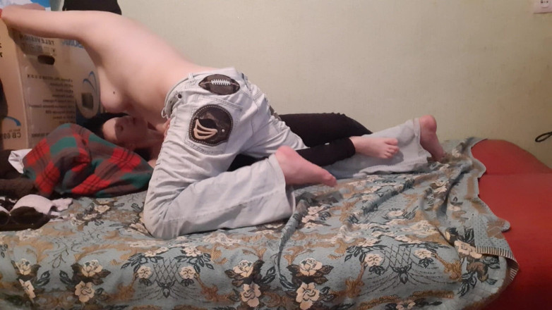 Lesbian-candys: Zatímco se moje nevlastní matka o mě tře, lízám jí...