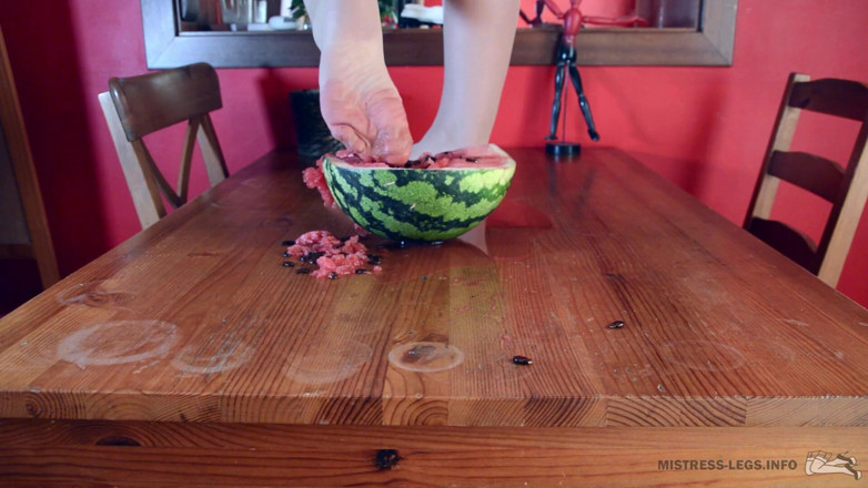Mistress Legs: Écrasement de pastèque avec des pieds en nylon