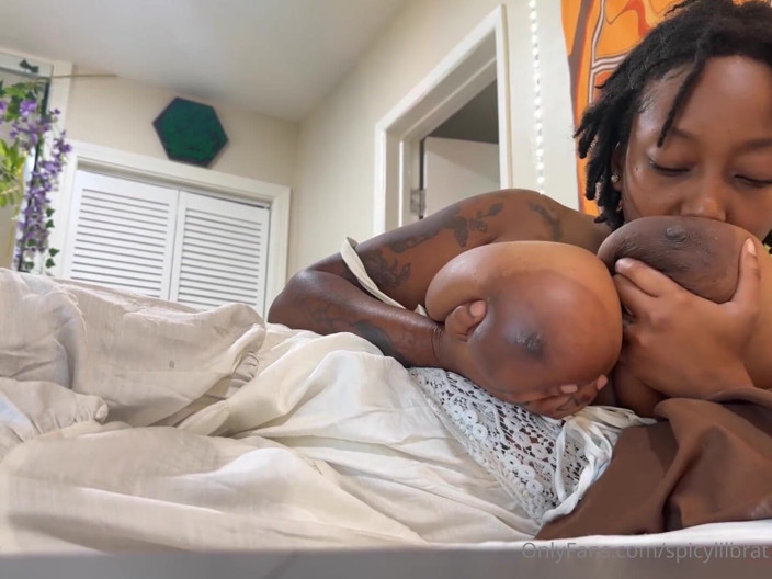 DMXTH: Awek eboni solo bermain sensual dengan buah dada besarnya