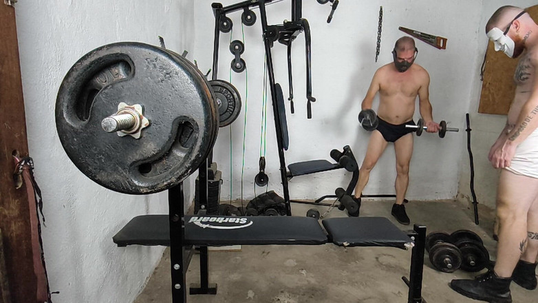 carmonaoficial: Брошенный и обнаженный в спортзале посреди Хэллоуина