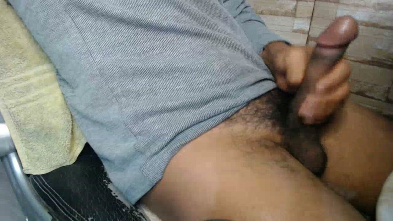 Hornyboy2058: En man leker ensam med sin enorma utbuktning innan han...