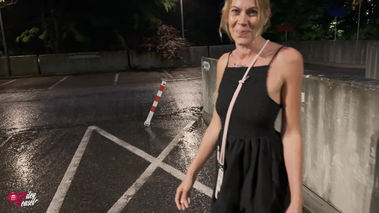 Miley Weasel: Vadia loira rebocada no festival folk e transada na chuva!!