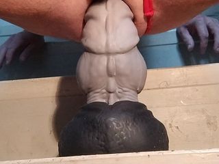 dragontrainer5: İç çamaşırlı çoraplı ve külotlu travesti üç büyük dildoya biniyor ve süt dölü üretiyor