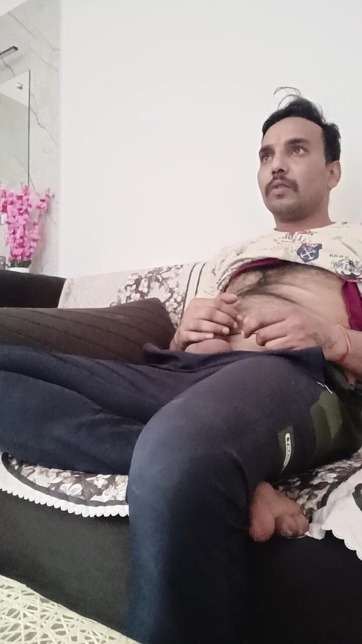 Rajasthani-old-lover: Masturbuje na mém gauči a sleduje televizi