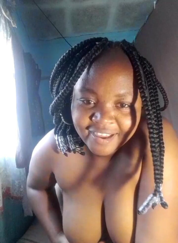 Mahali: Tonton aku lagi asik ngusap memek hitamku