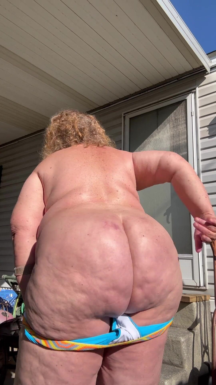 Big Ass 4 U: Outdoor Strip