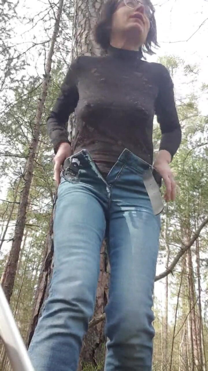 JulieEroticDress: Andando nuda all'aperto e squirtando