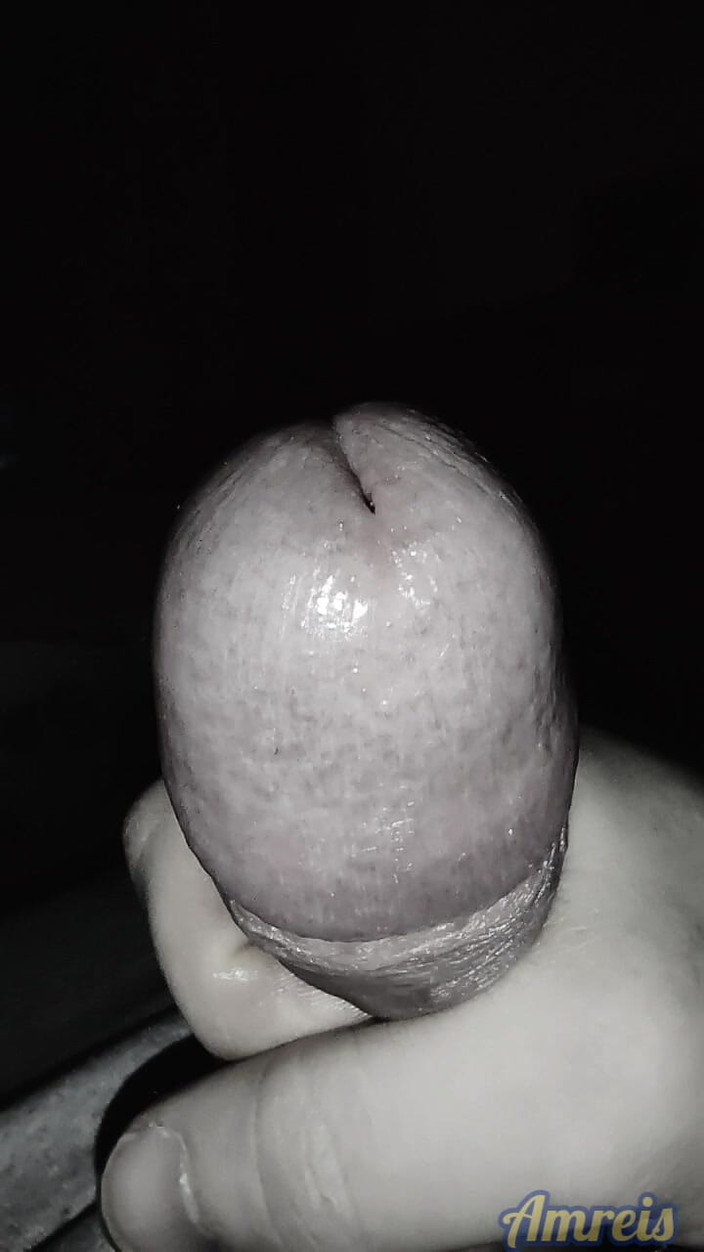 Amreis: Xuất tinh đêm khuya. bao quy đầu trượt trên đầu cu. Cận cảnh...