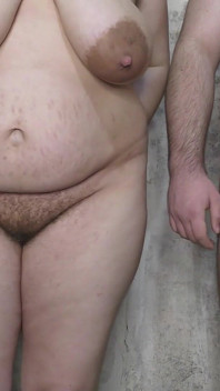 Soția infidelă ia o șarjă de spermă în pizdă de la iubitul ei în timp ce soțul ei este privit - Milky Mari