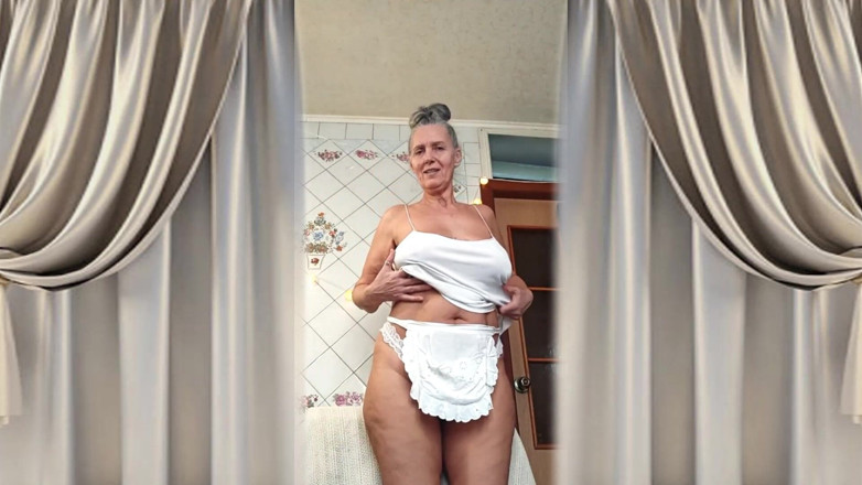 Lukerya: Hete huisvrouw Lukeria flirt in de keuken in een witte...