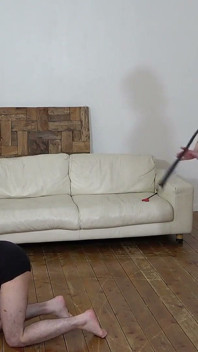 V hře na bičování kostkami v nebi a pekle vítěz hladí paní, zatímco poražený je bičován poté, co mu paní ukáže mazaný úsměv