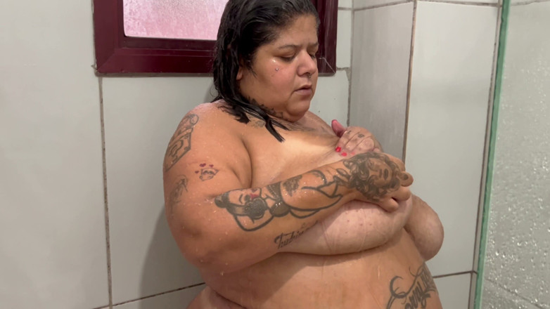 Mary Jhuana: Volete fare un bagno con me? Donnona cattiva, tettona - 4K