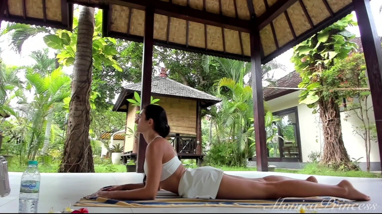 Princess Monica: Smyslná venkovní jóga v sukni a bosých nohou