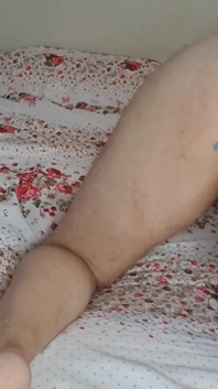 我的妻子用黑色的屁股塞测试我饥渴的菊花。她在粗暴打手枪时操我