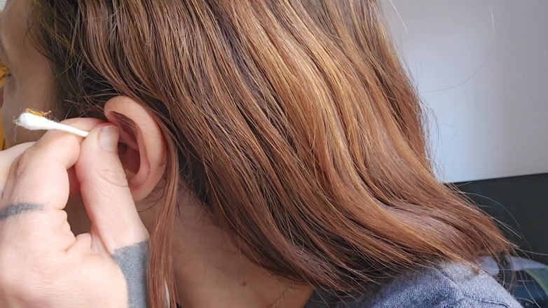 dafnedenoch: 내 페티시 귀 청소하기