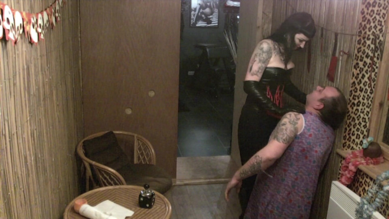 Domina Lady Vampira - SM Studio Femdom Empire: Pozorován a potrestán paní s Leathergloves
