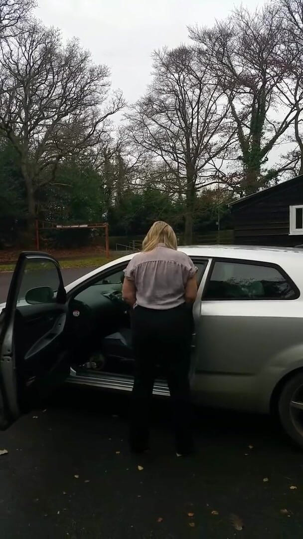 Julie Cunningham: Julie Cunningham tempat letak kereta berbogel di luar rumah