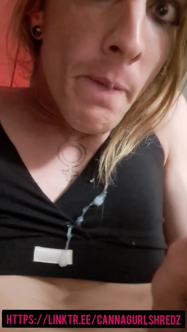Cannagurlshredz: Sexy Sissy Sama saje její mrdku!