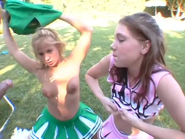 Tight little babes: Cheerleader molto carine con la figa piccola vengono scopate da...