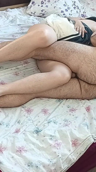 Preliminari in camera da letto con una coppia amatoriale.