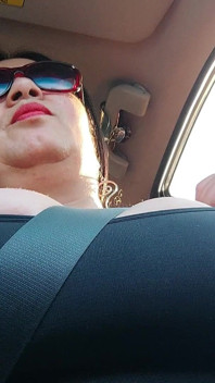 Resande styvmamma, solo fans i slow motion, i bilen stora tuttar
