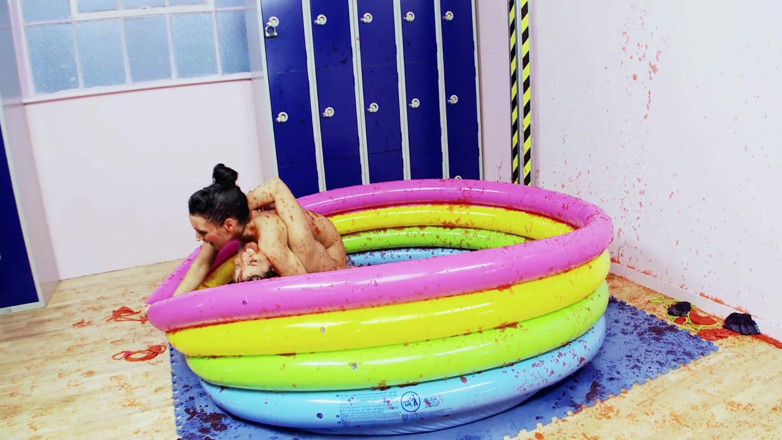 Hot Girlz: Gagici drăguțe care se distrează în timp ce devin sălbatice în piscină