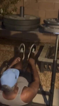 Io e il mio amico ci facciamo un veloce allenamento del bicipite e dei polpacci dopo la vittoria della scorsa notte