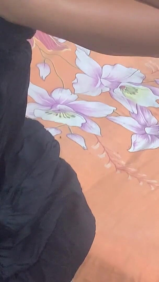 Nuragee: 彼はとても魅力的な女の子が好きだった。