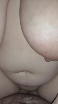Domácí raw relace páru: spousta orálů, stříkajících orgasmů, misionář & POV doggystyle creampie