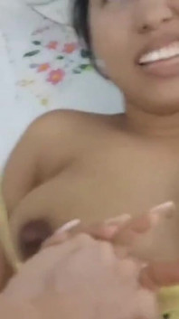 Adik tiri panas saya yang berumur 18 tahun dari New York masuk ke katil saya apabila saya menonton TV
