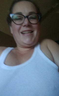 Lily Bay: Wifebeater. Vím, jak se mi líbí, když ho nosím