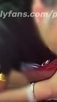 La 18enne traditrice mi ha fatto un pompino fuori dalla casa del suo ex fidanzato.