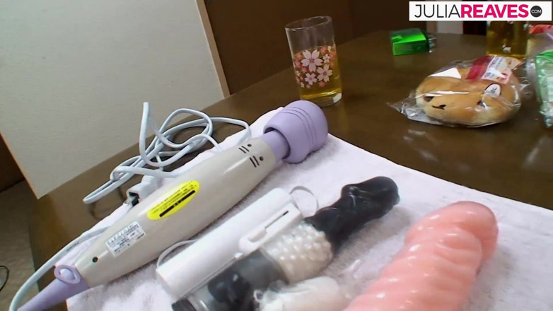 Japanese Cheats: Awek kurus dikongkek pepek dengan dildo besar selepas stimulasi penggetar