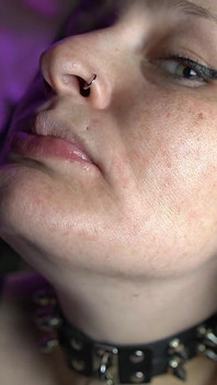 Une gothique sexy joue avec leurs dentures