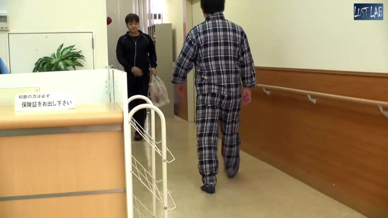 Lust lab: Tensione visita in ospedale - vederla esposta lascia il suo cuore...
