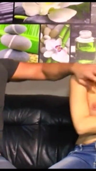 Svalnatý muž a sexy velká prsa blonďatá kundička lízání kundičky šukání