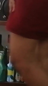 Real desi styvmor seduses indisk styvson genom att bära hennes handduk strippning
