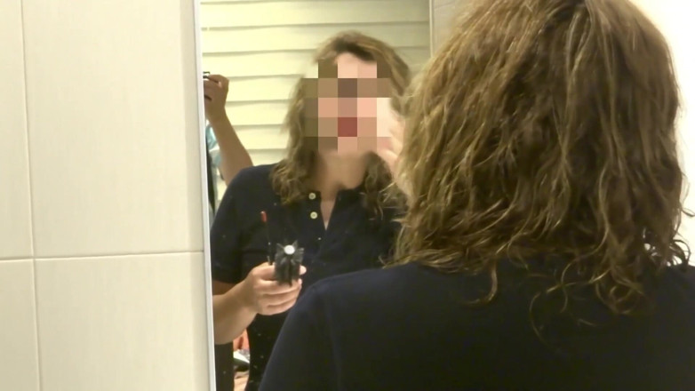 Ardientes69: Masturbuję się, obserwując, jak moja macocha ubiera się po kąpieli;...