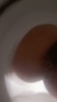 Voyeur O Escravo De Banheiro Olhando Bellealiz Fazendo Xixi E Soltando Pum.