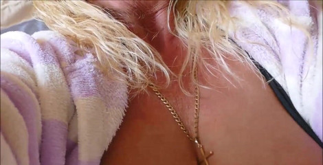 Natalie K: Selfshot šuká moje prsa, prstím si kundičku na gauči s otevřeným šatem