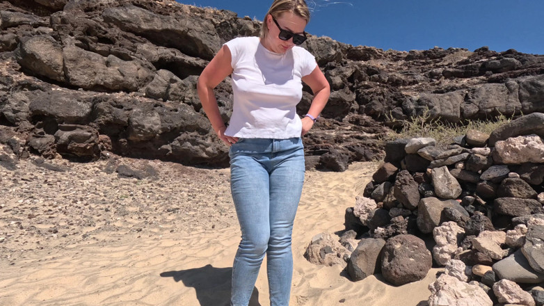 Emma Voyeur: Casual Beach Pee - Jeans Wetting Outdoors