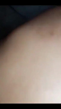 Meu marido estava ausente, então eu usei vibrador para minha buceta apertada e fofa