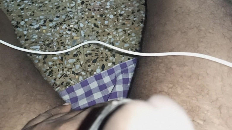 Hungry cliff: Moje švagrová saje mého indického desi ptáka líbáním