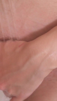 Gagică drăguță se masturbează pizda cu vibrator și spermă